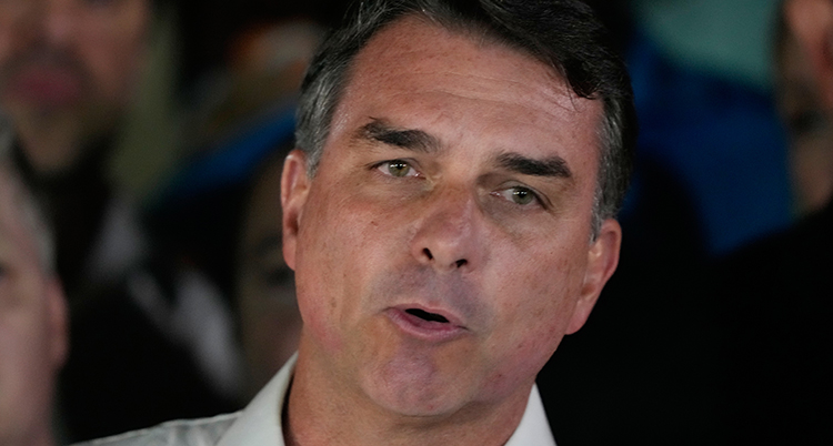 Ansiktsbild på Bolsonaro.