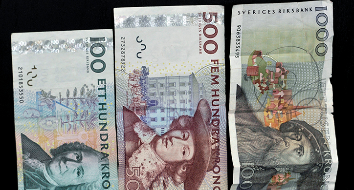 Tre sedlar ligger bredvid varandra. Det är sedlar för hundra kronor, fem hundra kronor och tusen kronor.