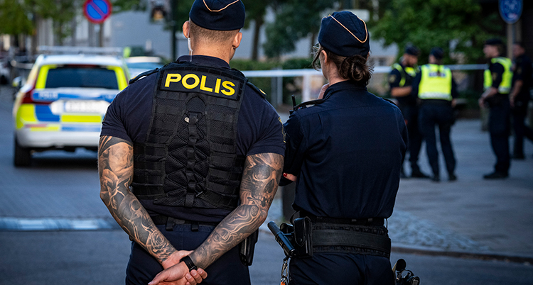 Poliser står på en gata.