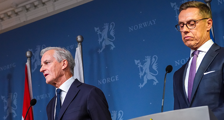 De står bredvid varandra.