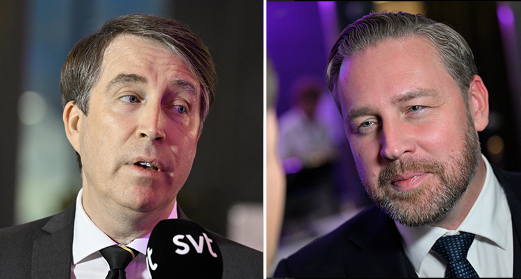 Två bilder delad av en linje. Richard Jomshof är i den vänstra bilden. Han har kostym och slips. Han pratar i en mikrofon och tittar mot den andra bilden. I den andra bilden är Mattias Karlsson. Han har också kostym och slips. Han tittar mot den andra bilden.