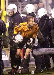 AIKs målvakt Håkan Svensson skyddas av polis under derbyt AIK-Hammarby. Foto: Jack Mikrut/PrB