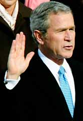 George Bush läser upp president-eden och lovar att bli en bra president för USA. Foto: Pressens Bild