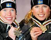 Lina Andersson och Emelie Öhrstig visar upp sina medaljer. Foto: Robert Michael/PrB