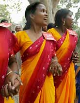 Indiska kvinnor i staden New Dehli har samlats på kvinnodagen. Foto: Gurinder Osan/PrB