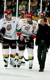 Peter Foppa Forsberg blir hjälpt av isen efter sin skada. Foto: Jimmy Wixtröm/PrB