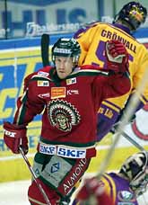 Niklas Andersson jublar. Han har just gjort mål för Frölunda mot Färjestad. Foto: Björn Larsson Rosvall/PrB