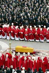 Påven låg i en enkel träkista vid begravningen vid Peterskyrkan i Rom. Foto: Luca Bruno/PrB