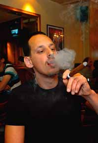 Alexander Taksevi röker sin sista krog-cigarr på en restaurang i Göteborg. Från 1 juni är det förbjudet. Foto: Björn Larsson Rosvall/Pressens Bild