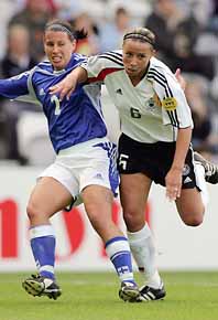 Hård kamp om bollen i EM-matchen mellan Tyskland och Finland. Foto: Martyn Harrison/PrB