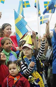 I Södertälje viftades det med svenska flaggor. Statsministern talade vid Torekällberget. Flera tusen människor hade kommit dit. Foto: Jonas Ekströmer/Pressens Bild