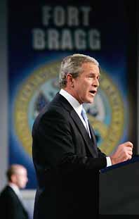 President Bush förklarar varför USAs soldater i Irak inte får komma hem. Foto: Charles Dharapak/Pressens Bild