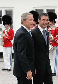 USAs president George Bush är på besök hos danska statsministern Anders Fogh Rasmussen. Foto: Charles Dharapak/Pressens Bild