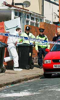 Polisen letar efter spår i ett hus i Beeston nära Leeds. Foto: John Giles/Pressens Bild