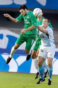 MFFs Daniel Andersson i tuff nickduell mot en av Haifas spelare. Foto: Ola Torkelsson/PrB.