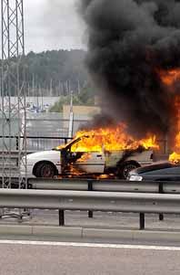 Rånet i Stockholm var ovanligt våldsamt. Rånarna tände eld på bilar när de flydde från polisen. Foto: Stig Amqvist/Pressens Bild