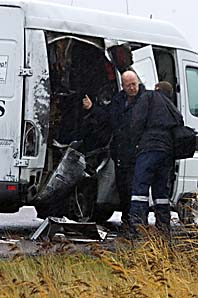 Polisen undersöker transportbilen efter rånet i torsdags. Foto: Björn Larsson Rosvall/PrB