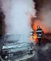 Brandmän släcker en bilbrand i staden Toulouse i Frankrike. Ungdomar i flera franska städer slåss mot polisen. Foto: Eric Cabanis/Pressens Bild