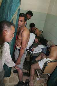 De befriade fångarna i Irak får hjälp av läkare. Foto: Khalid Muhammed/PrB.