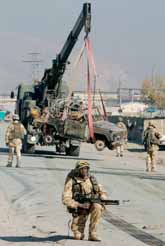 Flera gånger har fredssoldaterna i Afghanistan blivit överfallna. För några veckor sedan sprängdes en bomb vid en tysk jeep. På bilden lyfts den förstörda bilen bort. Foto: Pressens Bild