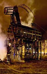 Julbocken i Gävle brann ner i lördags. Det händer nästan varje år. Foto: Jimmy Wixtröm/Pressens Bild