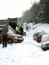 Snöovädret ställde till många olyckor på vägarna. Foto: Hans E Ericson/PrB