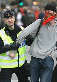 Polisen grep 140 ungdomar i Stockholms centrum i måndags. Gatufesten slutade i bråk och förstörelse. Foto: Fredrik Persson/Pressens Bild