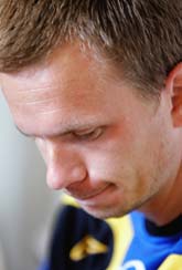 Tobias Linderoth är bekymrad. Han har skadat låret och har ont. Men han säger att han kan spela i Sveriges första VM-match på lördag. Foto: Maja Suslin/Pressens Bild
