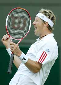 Jonas Björkman jublar. Han har just vunnit kvartsfinalen i Wimbledon. Foto: Pressens Bild