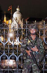 En soldat står vakt utanför riksdagens hus i Thailands huvudstad Bangkok. Foto: Scanpix