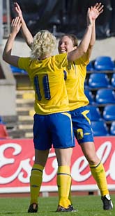 Victoria Svensson springer fram och gratulerar Hanna Ljungberg. Hannas två mål betydde att Sverige tar sig till fotbolls-VM. Foto: Hans Runesson/Scanpix