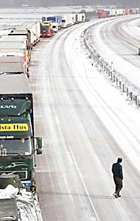 Trafiken stod stilla och köerna var flera mil långa på vägen E18. Foto: Fredrik Sandberg/Scanpix