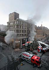 Rök väller ut ur köpcentret i Södertälje. Foto: Jonas Ekströmer/Scanpix