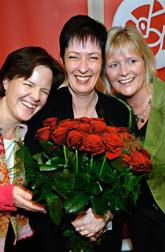 Mona Sahlin fick blommor av Carin Jämtin och Ulrika Mässing. Foto: Tomas Oneborg/SvD/Scanpix