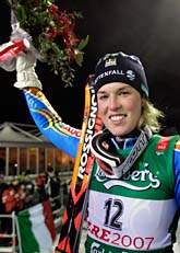 En jublande glad Maria Pietilä Holmner tar emot folkets jubel efter silvermedaljen i storslalom. Foto: Luca Bruno/Scanpix