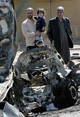 I den här bilen låg en bomb.  Den stod parkerad på en gata utanför Bagdad. Bomben dödade flera människor. Foto: AP/Samir Mizban/Sanpix