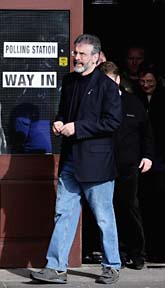 Gerry Adams, en av de politiska ledarna på Nordirland kommer ut ur vallokalen. Foto: AP/Scanpix