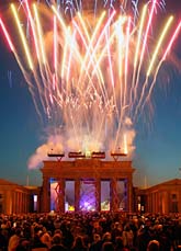 Fyrverkerier i Berlin när EU firade 50 år. Foto: Jens Meyer/AP/Scanpix