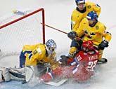 Erik Ersberg i det svenska målet kämar för att hålla pucken borta. Foto: Misha Japaridze/Scanpix