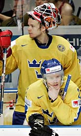 Besvikna Tre Kronor-spelare efter förlusten mot Ryssland. Foto: Jacques Boissinot/Scanpix