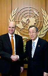 Statsminister Fredrik Reinfeldt skakar  hand med FNs ledare Ban Ki-moon. Foto: Pontus Lundahl/Scanpix