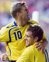 Succéparet Johan Elmander och Marcus Allbäck från matchen i lördags. Mot Island är Elmander avstängd. Blir det Zlatan som tar hans plats? Foto: Anders Wiklund/Scanpix