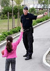Många tycker att polisens uniformer får dem att se farliga ut. Foto: Fredrik Sandberg/Scanpix