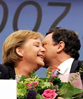 Angela Merkel från Tyskland får blommor av EU-kommissionens ledare. Tyskland slutar snart att leda EU. Foto: Virginia Mayo/AP Photo/Scanpix
