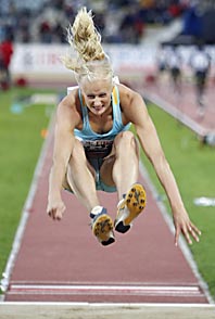 Carolina Klüft slog sitt eget rekord när hon hoppade 6,84. Foto: Dominic Favre/AP Photo/Scanpix