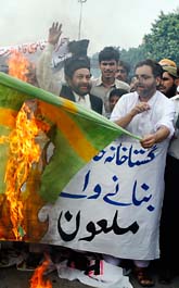 Demonstranter i Pakistan brände en hemgjord svensk flagga och en docka av statsminister Fredrik Reinfeldt. Foto. K.M Chaudary/Scanpix