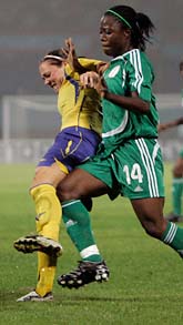 Närkamp mellan Therese Sjögran och Faith Ikidi. Sveriges första VM-match, mot Nigeria, slutade oavgjort, 1–1. Foto Scanpix