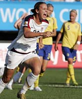 USAs Abby Wambach jublar efter att ha gjort 1-0 på straff. Foto: Lee Jin-man/Scanpix