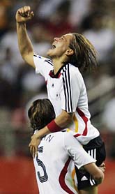 Tyska spelare jublar över mål i VM-finalen. Foto: Julie Jacobson/Scanpix