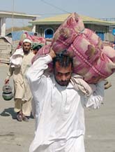 Många människor flyr från sina hem i västra Pakistan efter attackerna som varit de senaste dagarna. Foto: AP Photo/Abdullah Noor